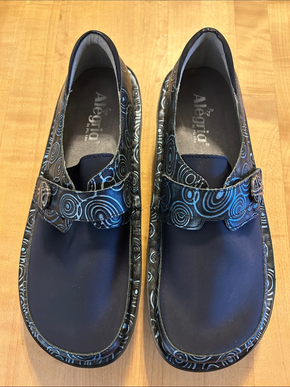 Alegria Women’s Navy Patterned Leather /Neoprene Loafer. Size 39